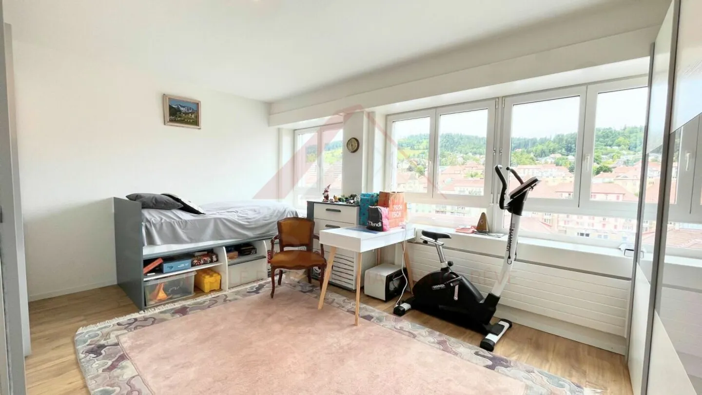 La Chaux-de-Fonds - Renovierte 4,5 Zimmer (130 m²) im 8. Stock mit Aufzug und Aussicht - Foto 11 von 13