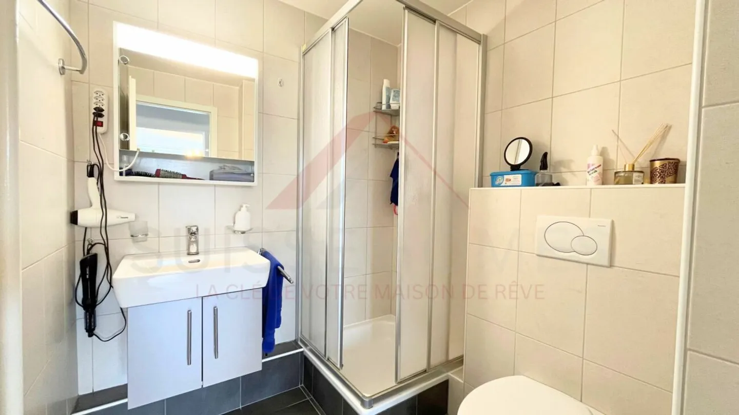 La Chaux-de-Fonds - Renovierte 4,5 Zimmer (130 m²) im 8. Stock mit Aufzug und Aussicht - Foto 13 von 13