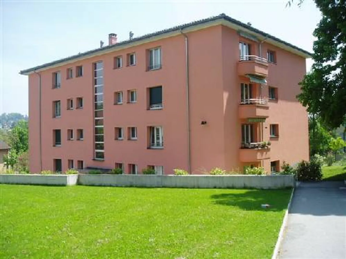Parking space for rent in Lausanne - Comfort and Security - Photo 2 of 2
