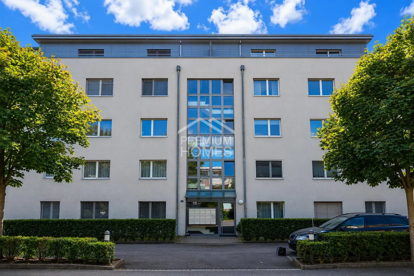 Bright Apartment with Balcony - Photo 2 of 11
