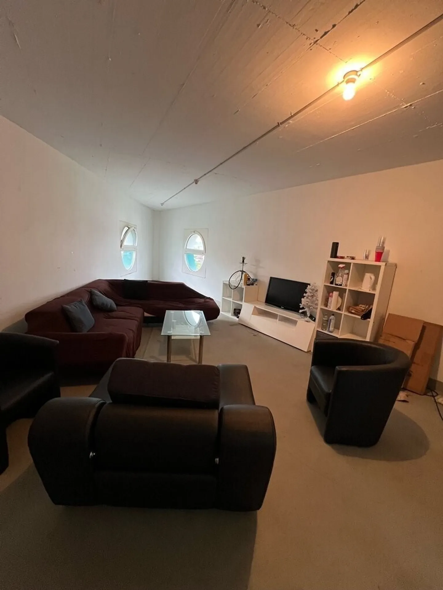 Ampio spazio per hobby o magazzino con luce naturale - Foto 2 di 4