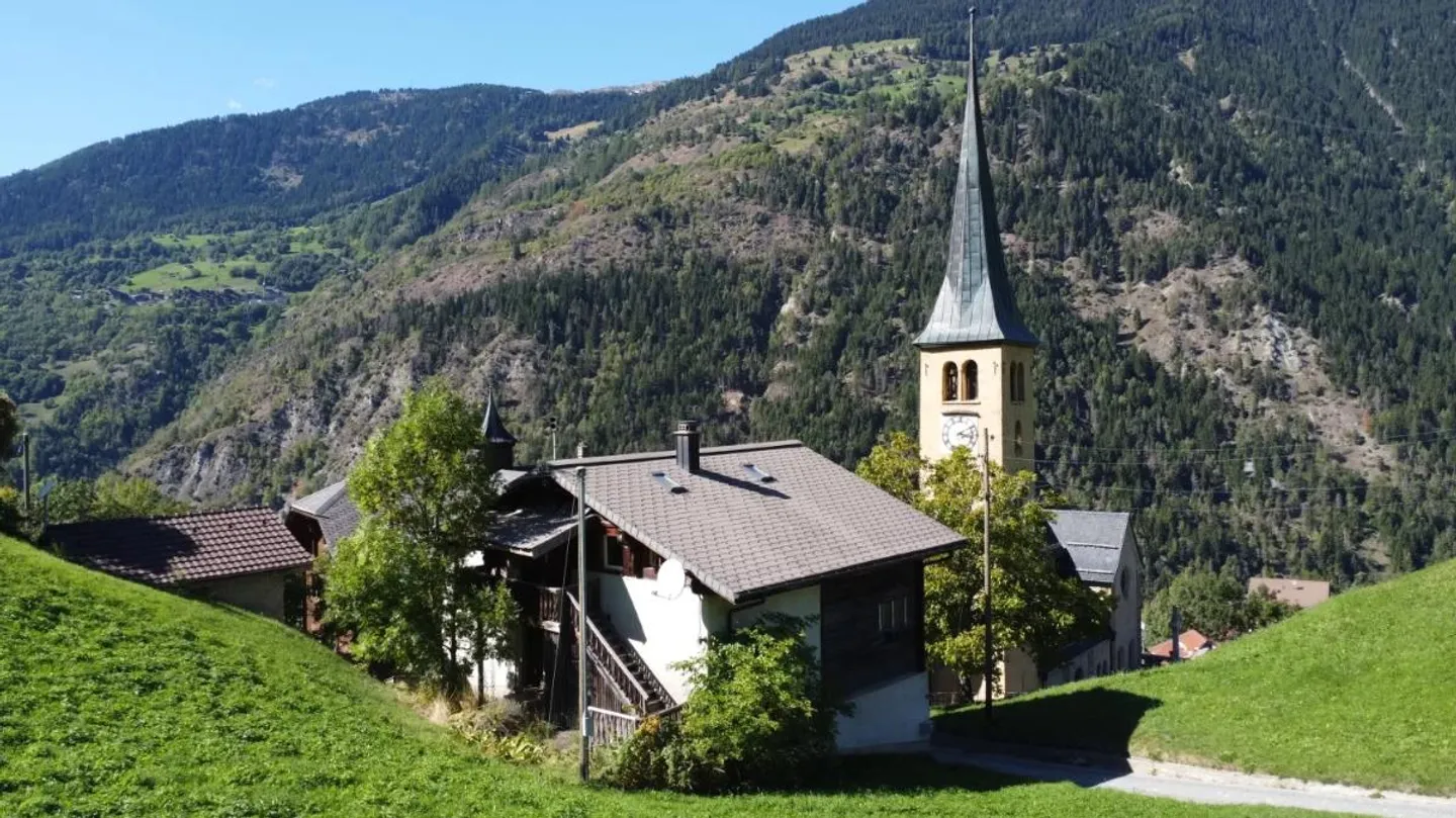 «Altwohnung im historischen Meierhüs von Grengiols» - Foto 2 von 10