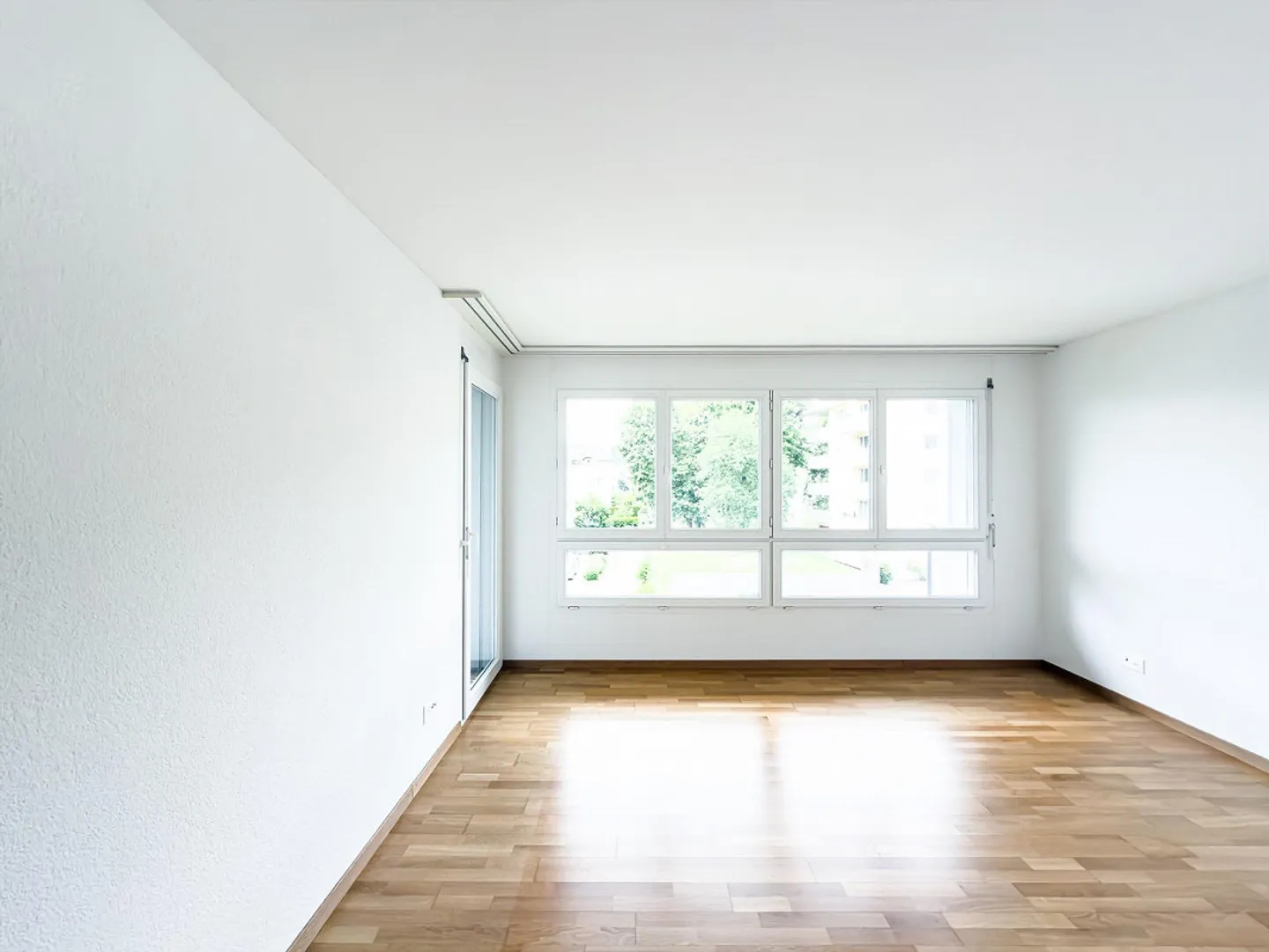 Friendly apartment with large windows - Photo 8 of 13