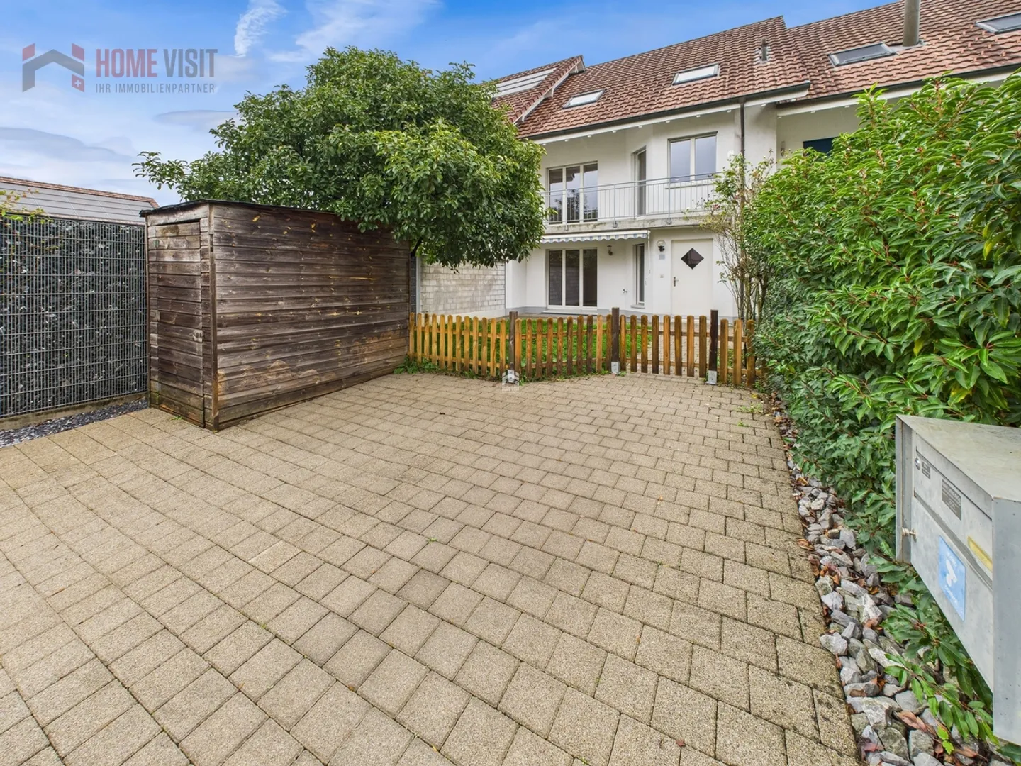 Grosszügiges Reiheneinfamilienhaus mit ausgebautem Dachstudio - Foto 1 von 12