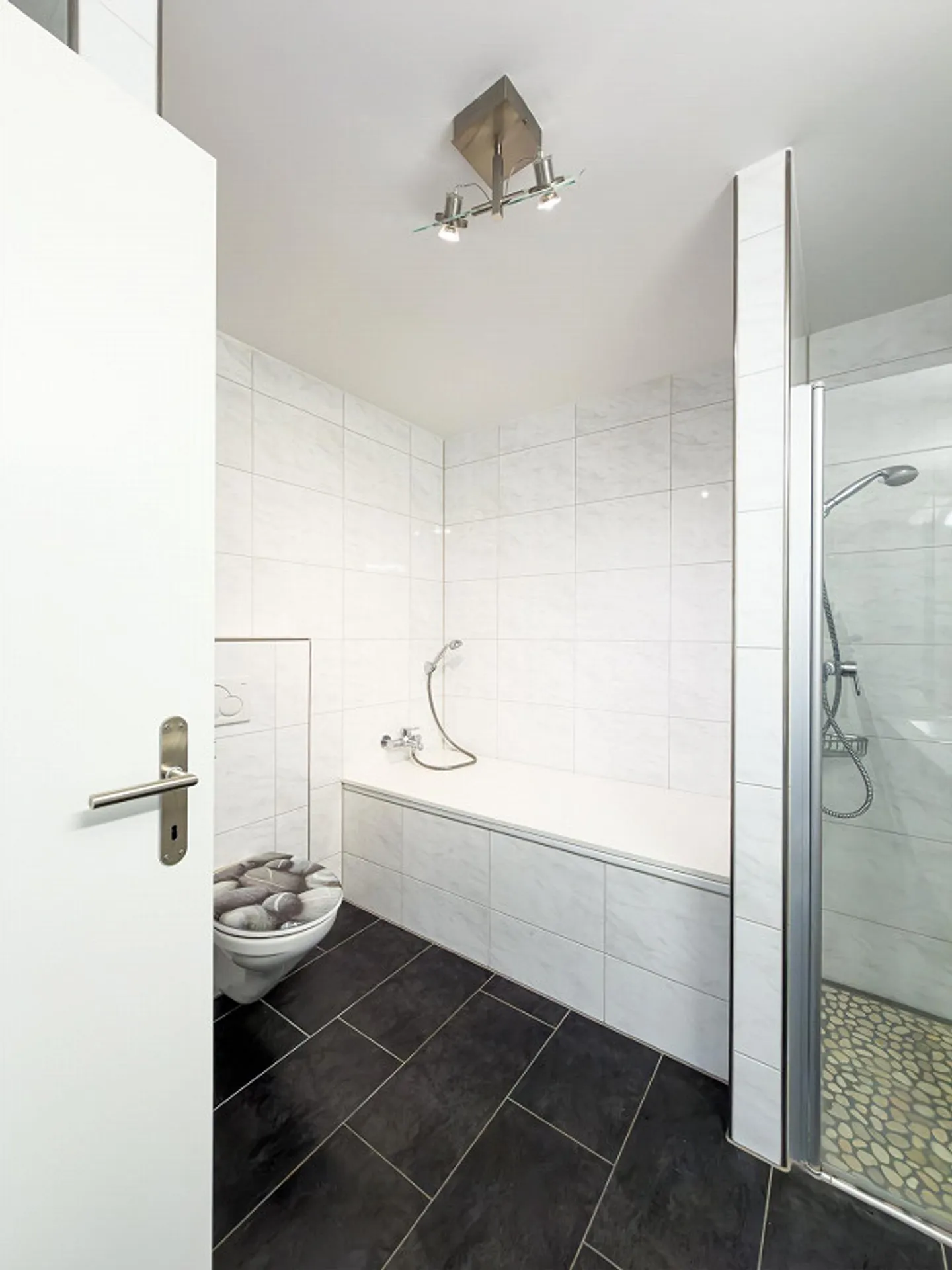 Friendly apartment with large windows - Photo 10 of 13