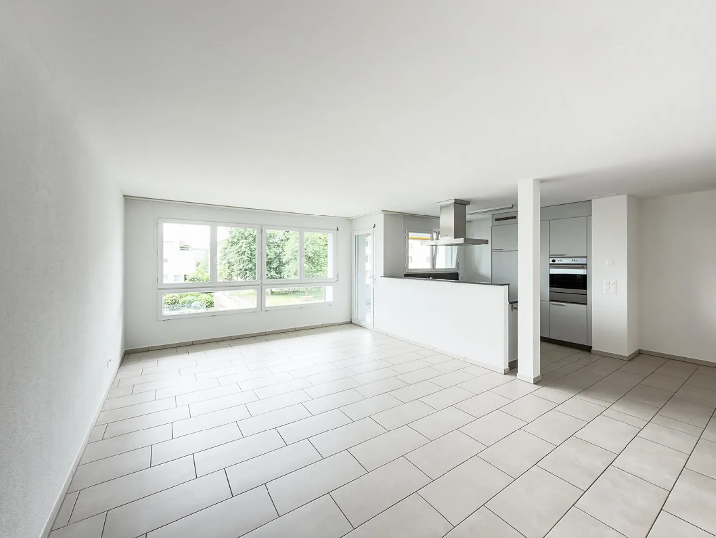 Friendly apartment with large windows - Photo 3 of 13