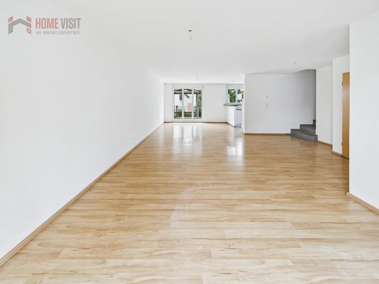 Grosszügiges Reiheneinfamilienhaus mit ausgebautem Dachstudio - Foto 3 von 12
