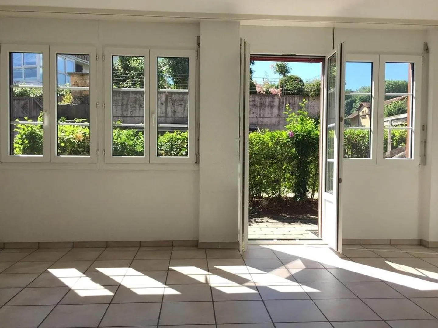 Maisonette apartment with garden seating area and view of Lake Biel - Photo 5 of 12