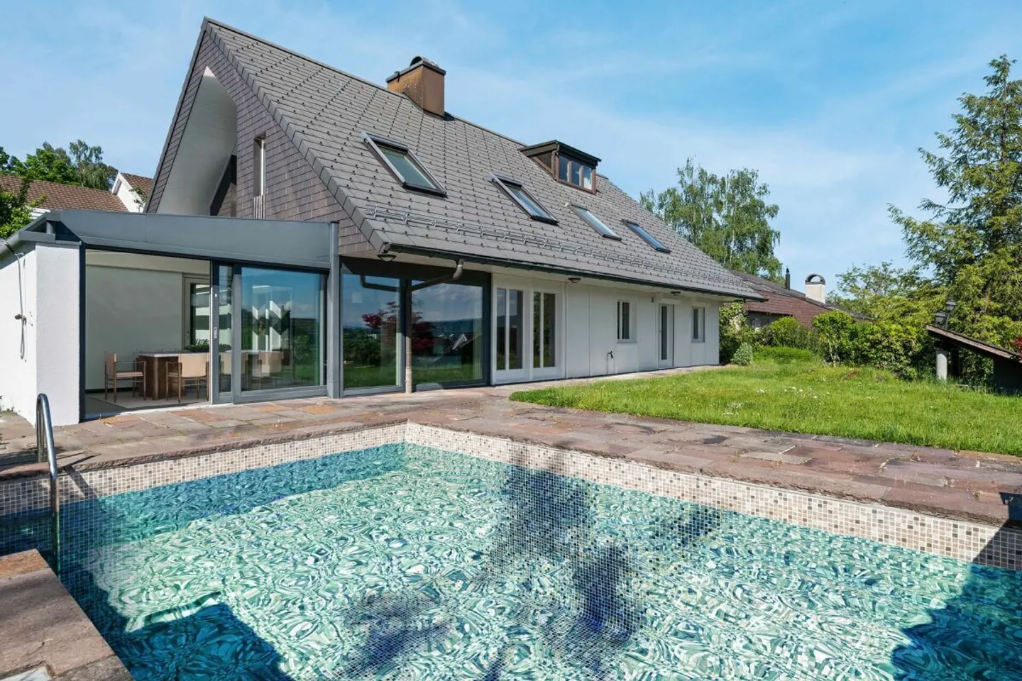 Piscina, giardino e vista lontana: casa familiare in posizione privilegiata Copia Copia - Foto 4 di 19