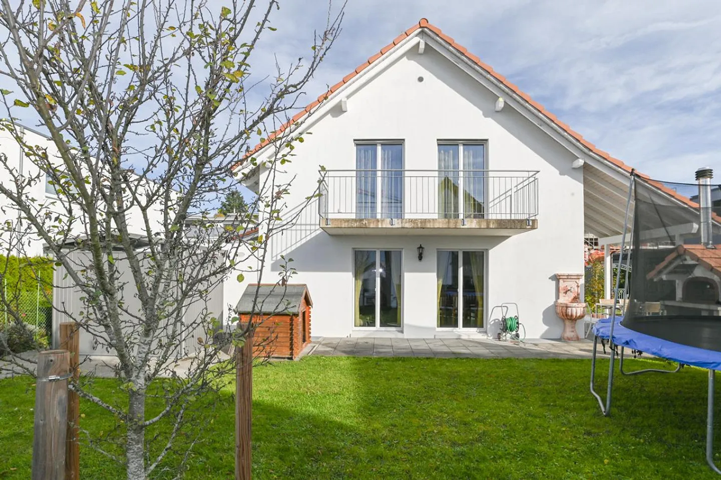 Charmantes Familienhaus mit Garten - Foto 2 von 14