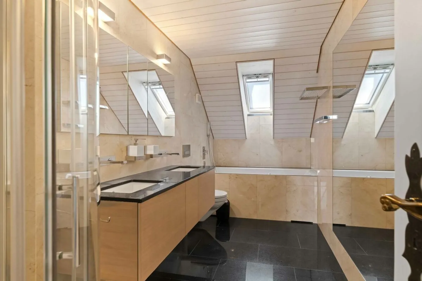 Piscina, giardino e vista lontana: casa familiare in posizione privilegiata Copia Copia - Foto 16 di 19