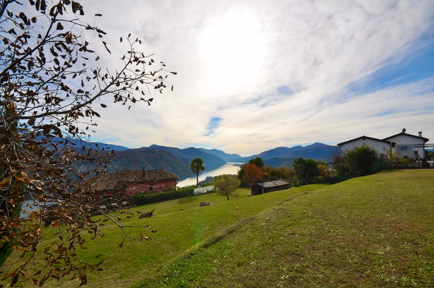 1.150 m² großes Baugrundstück mit Blick auf den Luganer See in Vernate - Foto 2 von 7