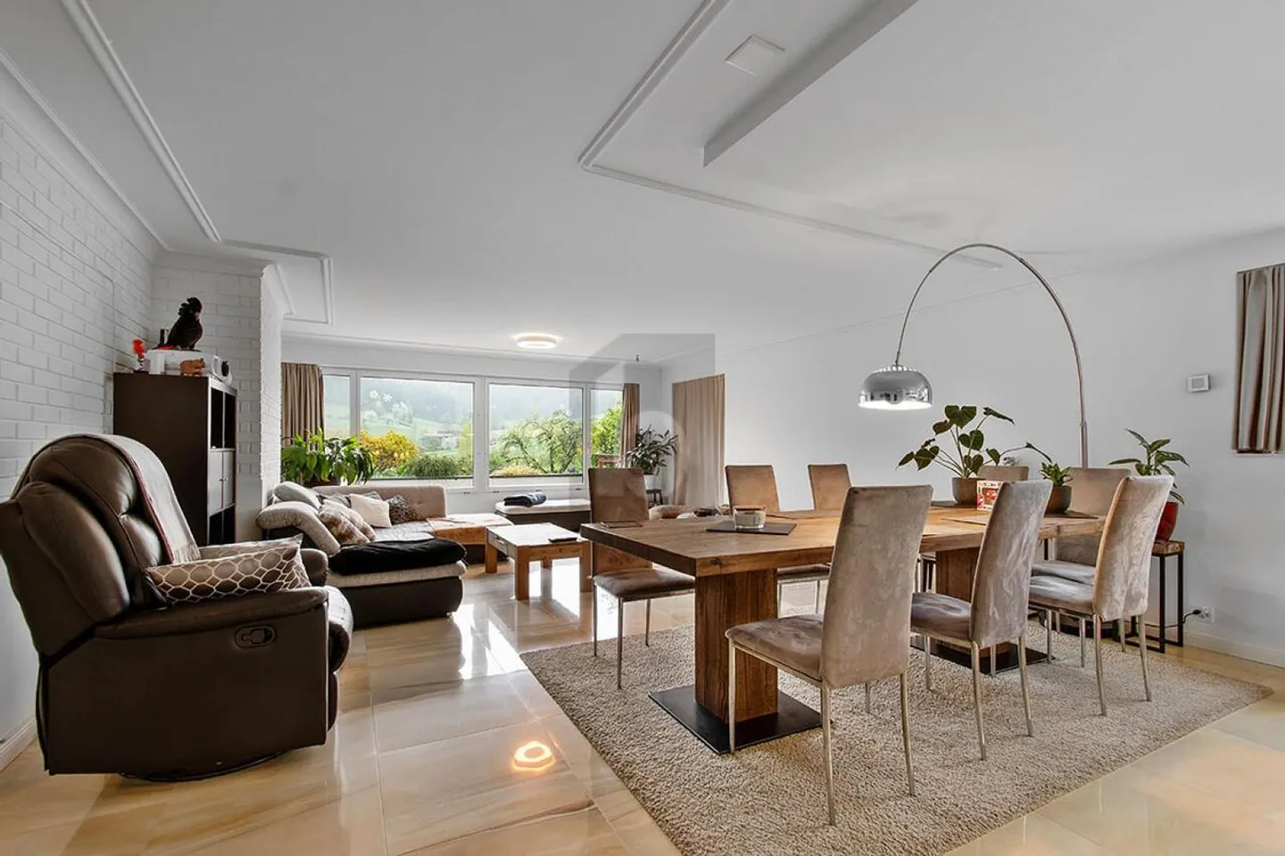 SEHR GROSSZÜGIG MIT GARTEN - Foto 2 von 6