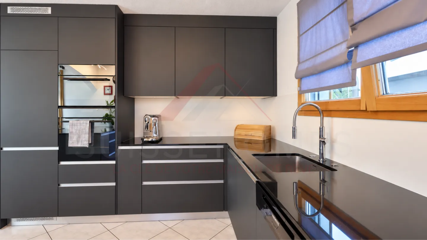Renoviertes 5,5-Zimmer-Einfamilienhaus mit Pool, Photovoltaik und 4 Parkplätzen - Foto 2 von 3
