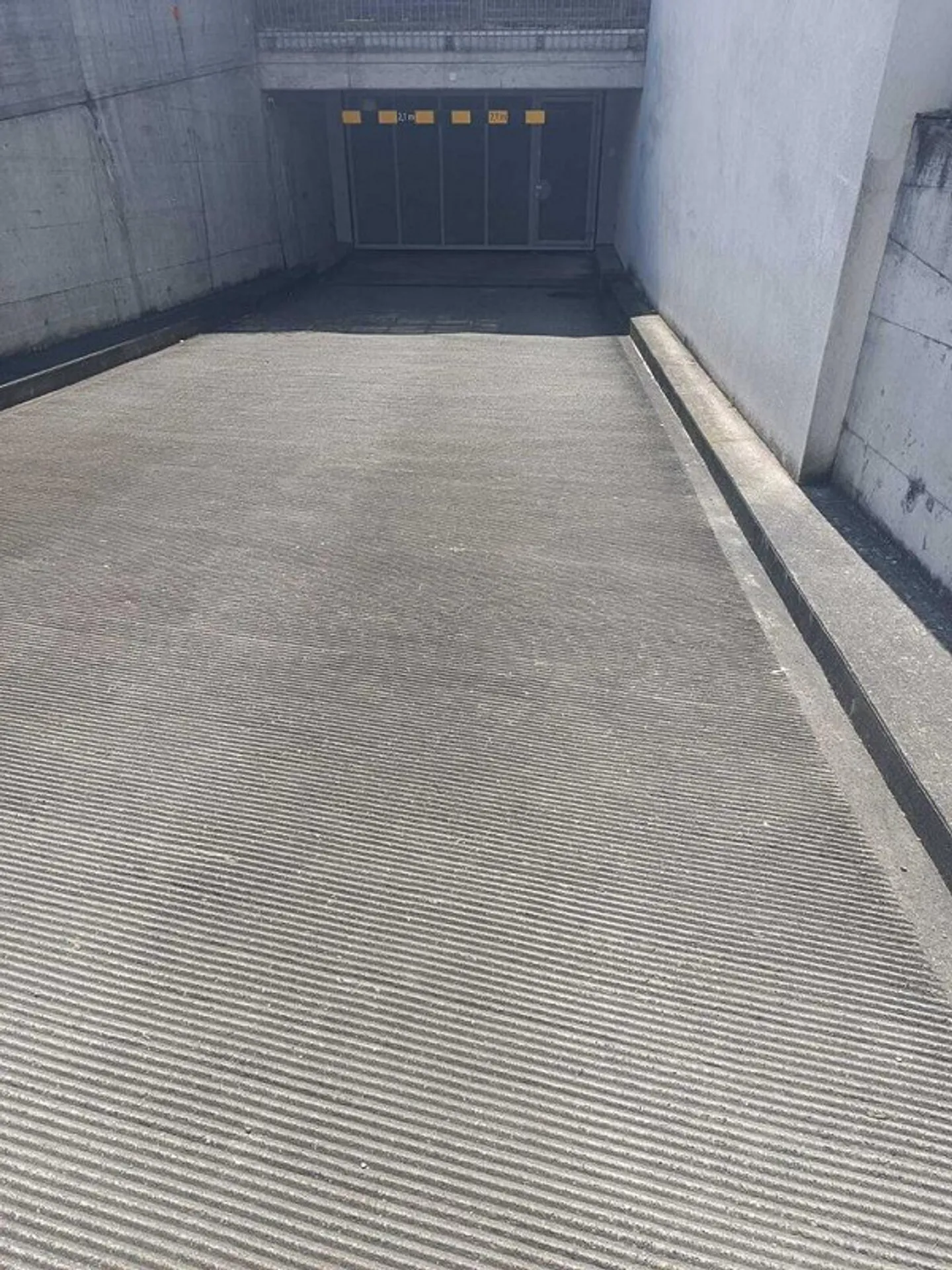 Posto auto sotterraneo in affitto nel parco Eschen! - Foto 2 di 3
