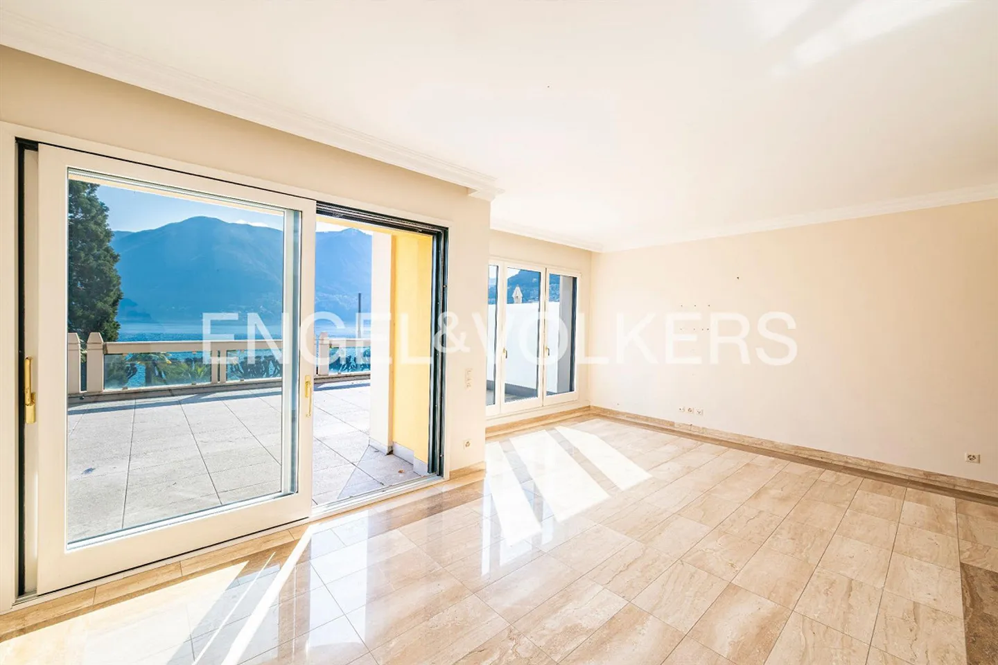 Luxury Apartments in the Front Row by the Lake - Photo 5 of 11