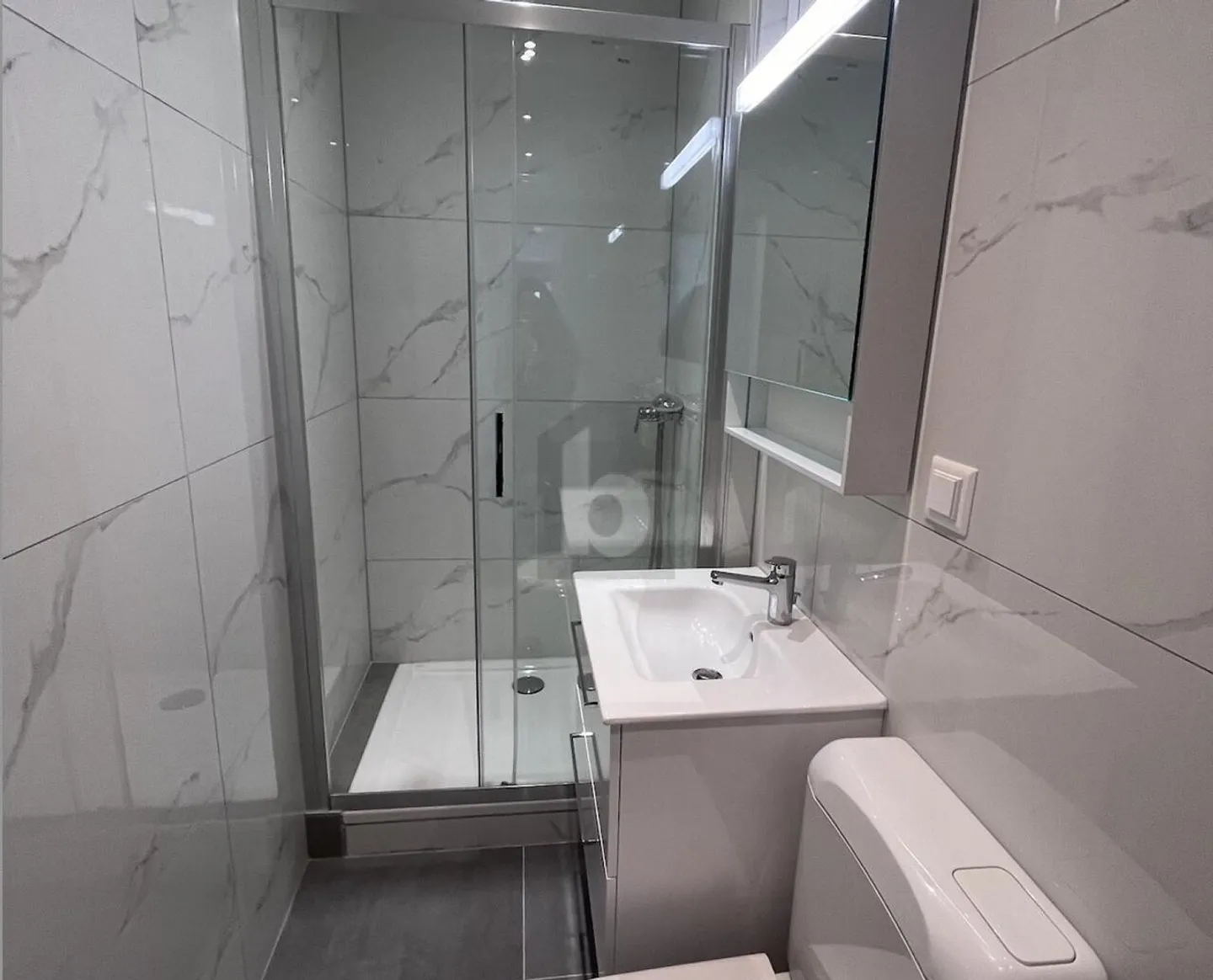 Modern Apartment with Stunning Views - Photo 3 of 5