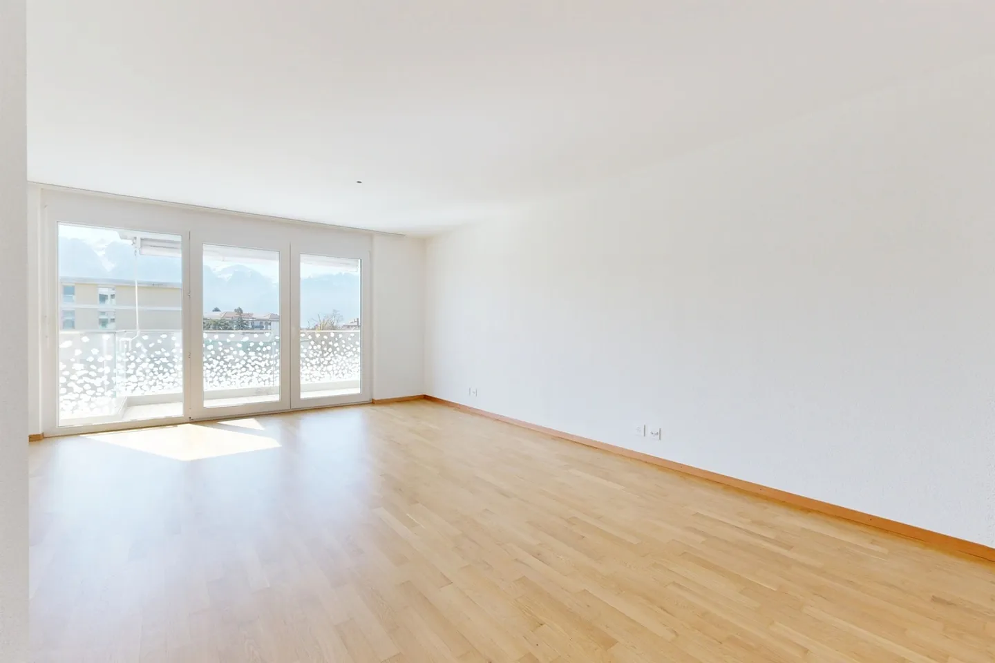 Appartement moderne avec terrasse - Photo 2 sur 11