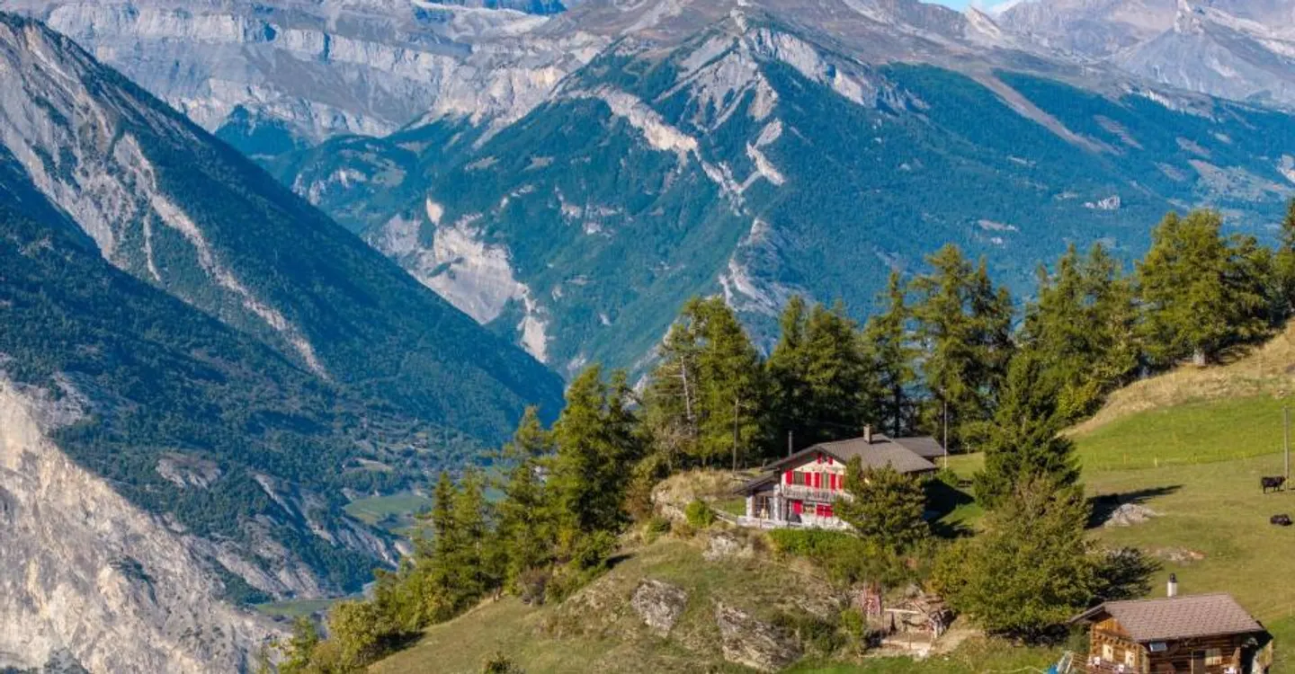 Charmantes Schweizer Chalet mit Aussicht - Foto 1 von 12