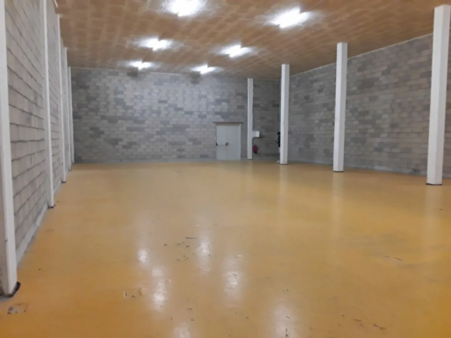 Large warehouse 315m2 - Height 5m - Flexible lease - Good truck access - Photo 2 of 3