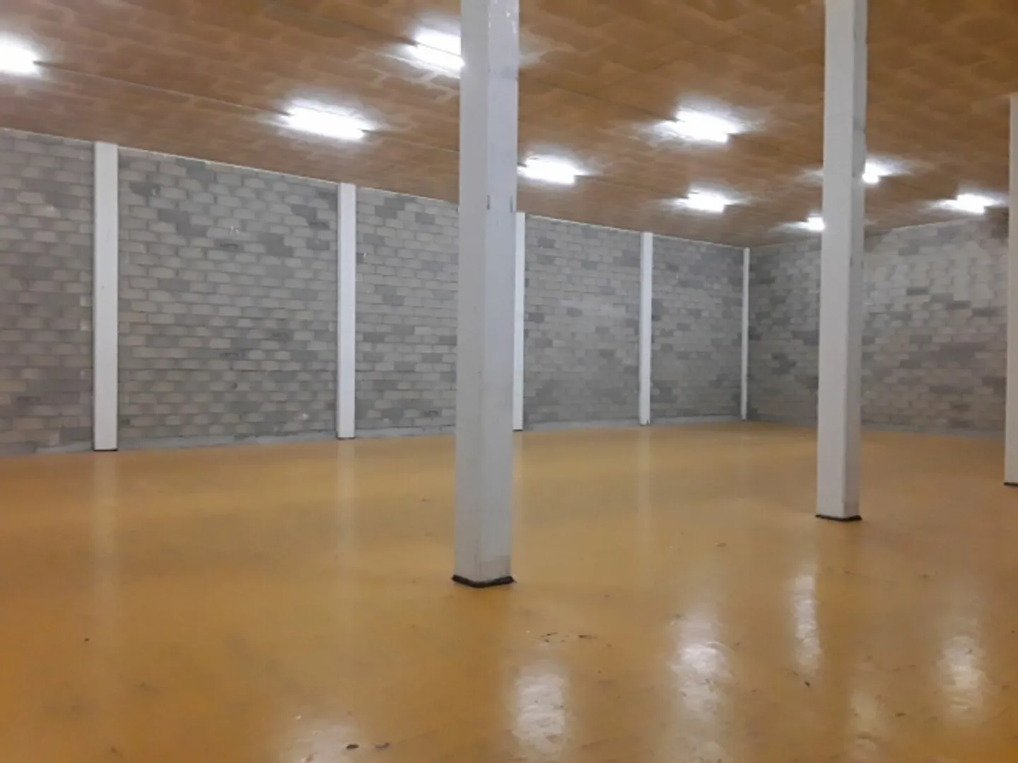 Large warehouse 315m2 - Height 5m - Flexible lease - Good truck access - Photo 3 of 3