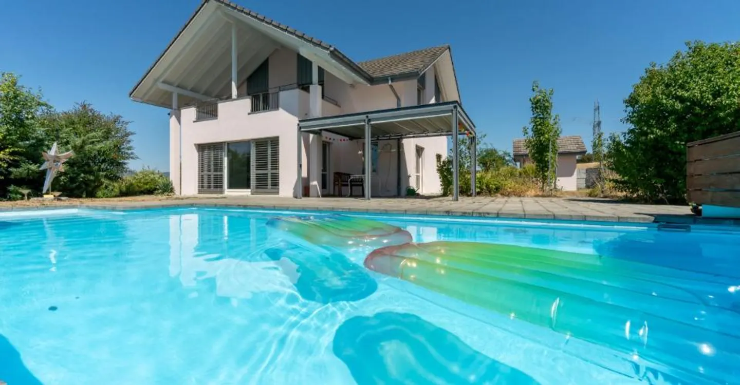 Maison de campagne spacieuse et bien entretenue dans un emplacement privilégié - avec piscine - Photo 1 sur 8