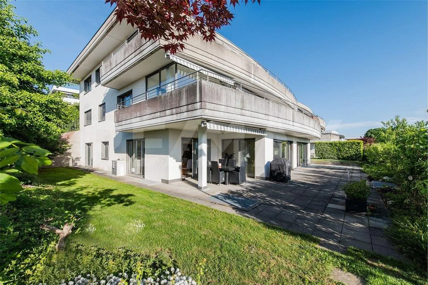 BRIGHT AND STYLISH 5 ½-ROOM GARDEN APARTMENT WITH OVER 230 m² OF OUTDOOR SPACE - Photo 1 of 12