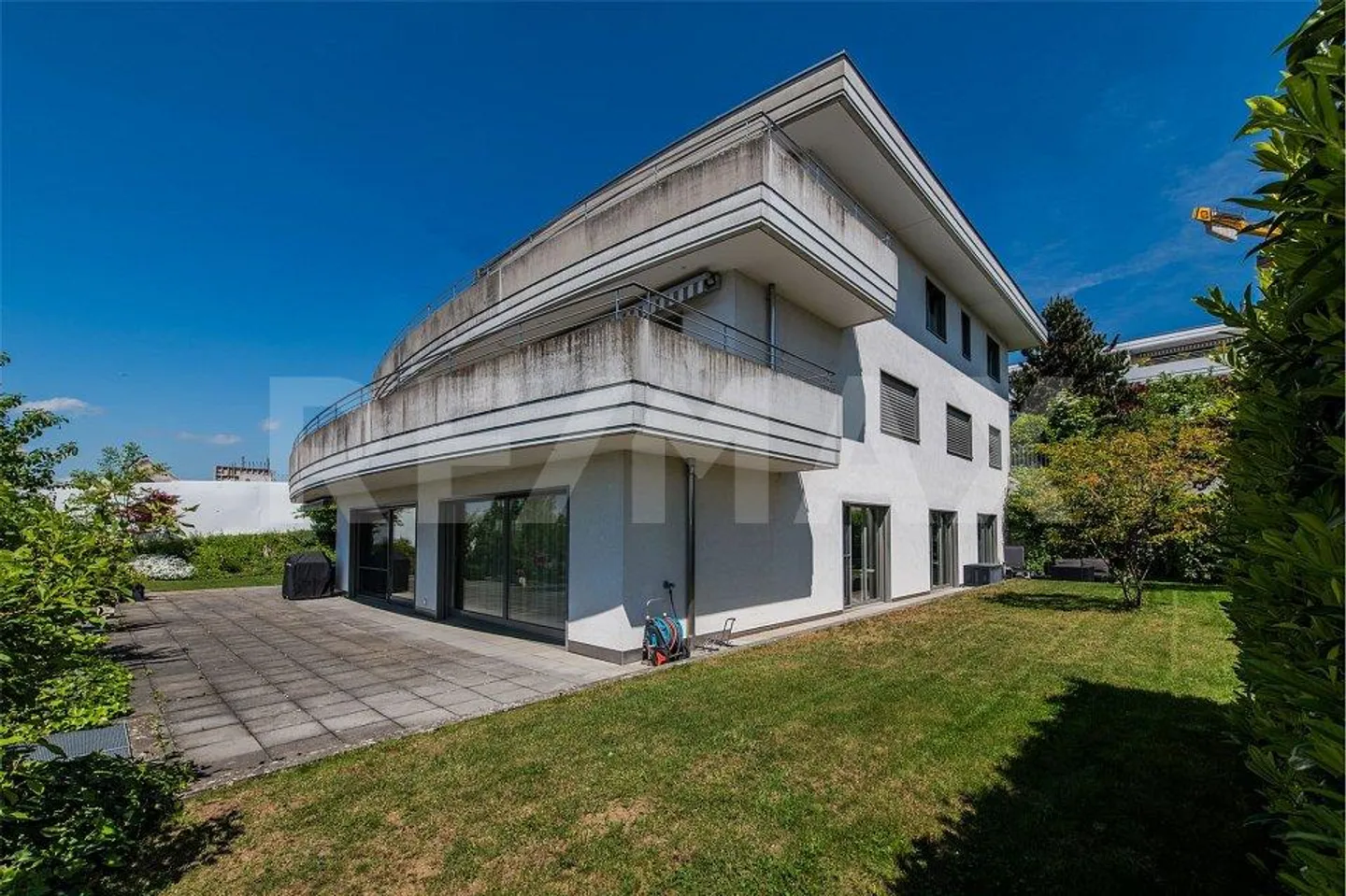 BRIGHT AND STYLISH 5 ½-ROOM GARDEN APARTMENT WITH OVER 230 m² OF OUTDOOR SPACE - Photo 2 of 12