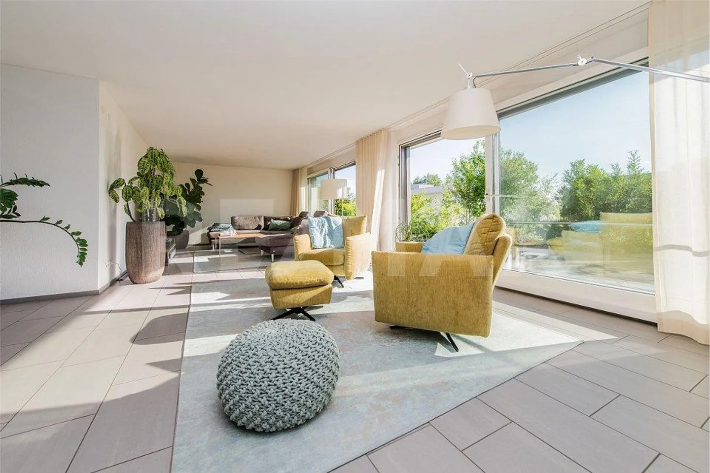 BRIGHT AND STYLISH 5 ½-ROOM GARDEN APARTMENT WITH OVER 230 m² OF OUTDOOR SPACE - Photo 3 of 12