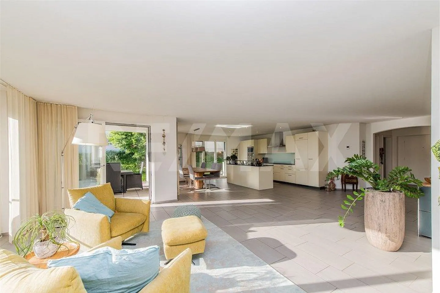 BRIGHT AND STYLISH 5 ½-ROOM GARDEN APARTMENT WITH OVER 230 m² OF OUTDOOR SPACE - Photo 4 of 12