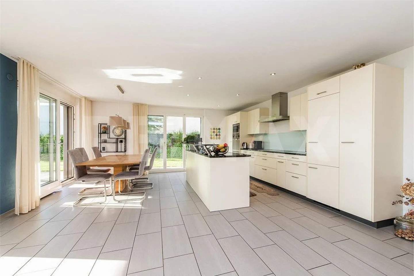BRIGHT AND STYLISH 5 ½-ROOM GARDEN APARTMENT WITH OVER 230 m² OF OUTDOOR SPACE - Photo 5 of 12