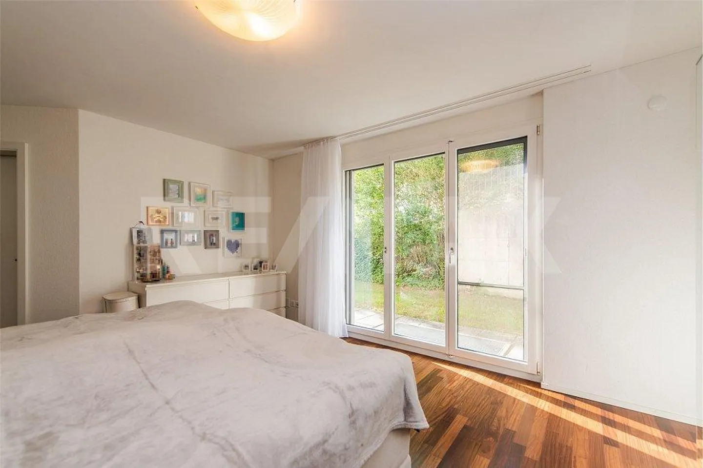 BRIGHT AND STYLISH 5 ½-ROOM GARDEN APARTMENT WITH OVER 230 m² OF OUTDOOR SPACE - Photo 6 of 12