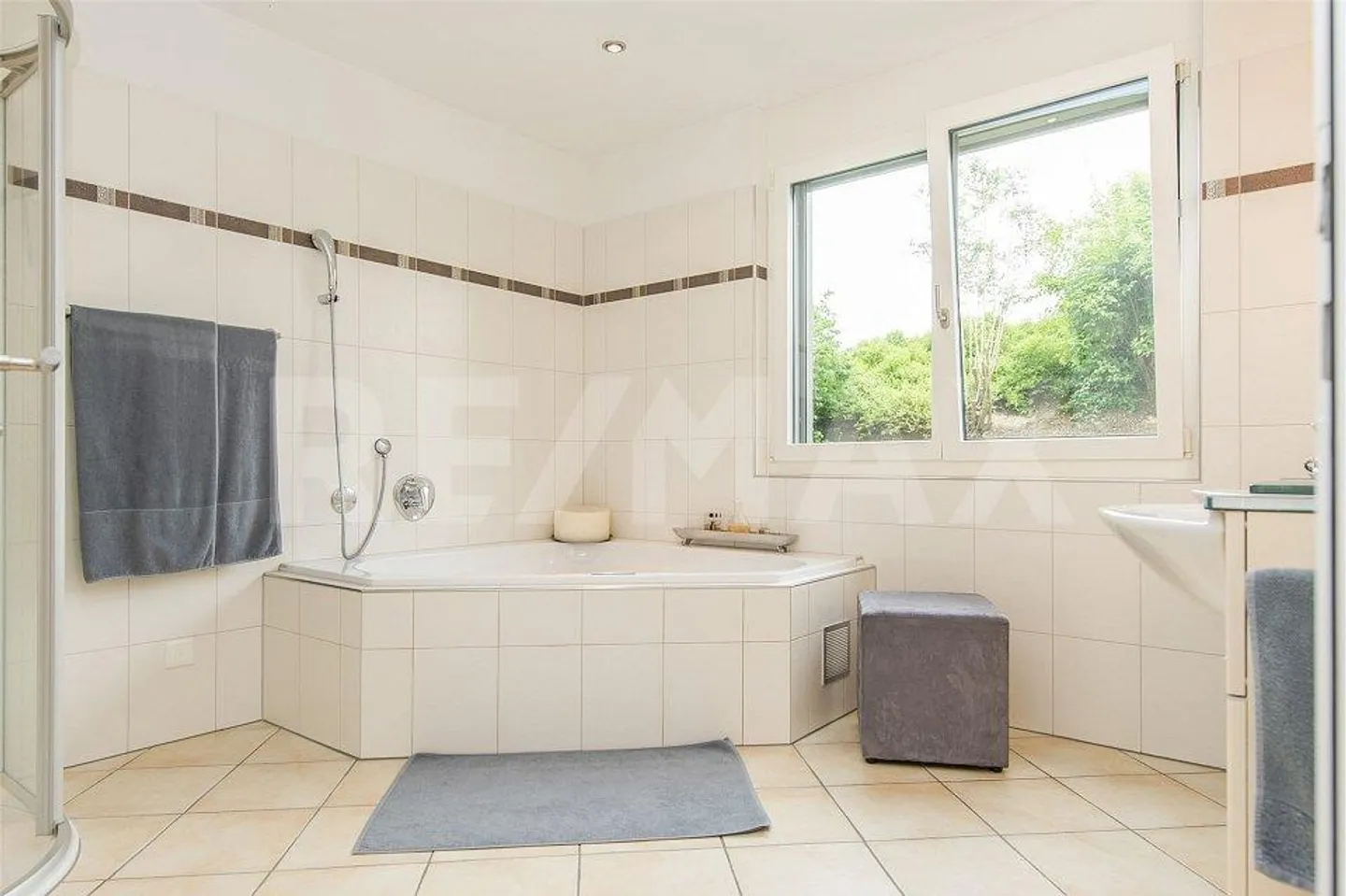 BRIGHT AND STYLISH 5 ½-ROOM GARDEN APARTMENT WITH OVER 230 m² OF OUTDOOR SPACE - Photo 7 of 12