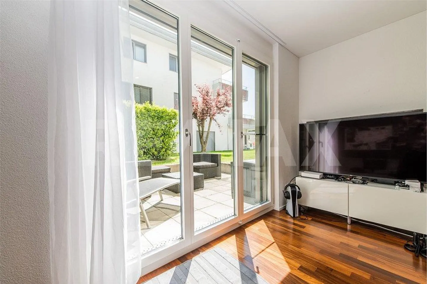 BRIGHT AND STYLISH 5 ½-ROOM GARDEN APARTMENT WITH OVER 230 m² OF OUTDOOR SPACE - Photo 8 of 12