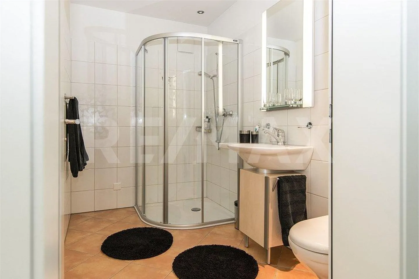 BRIGHT AND STYLISH 5 ½-ROOM GARDEN APARTMENT WITH OVER 230 m² OF OUTDOOR SPACE - Photo 10 of 12