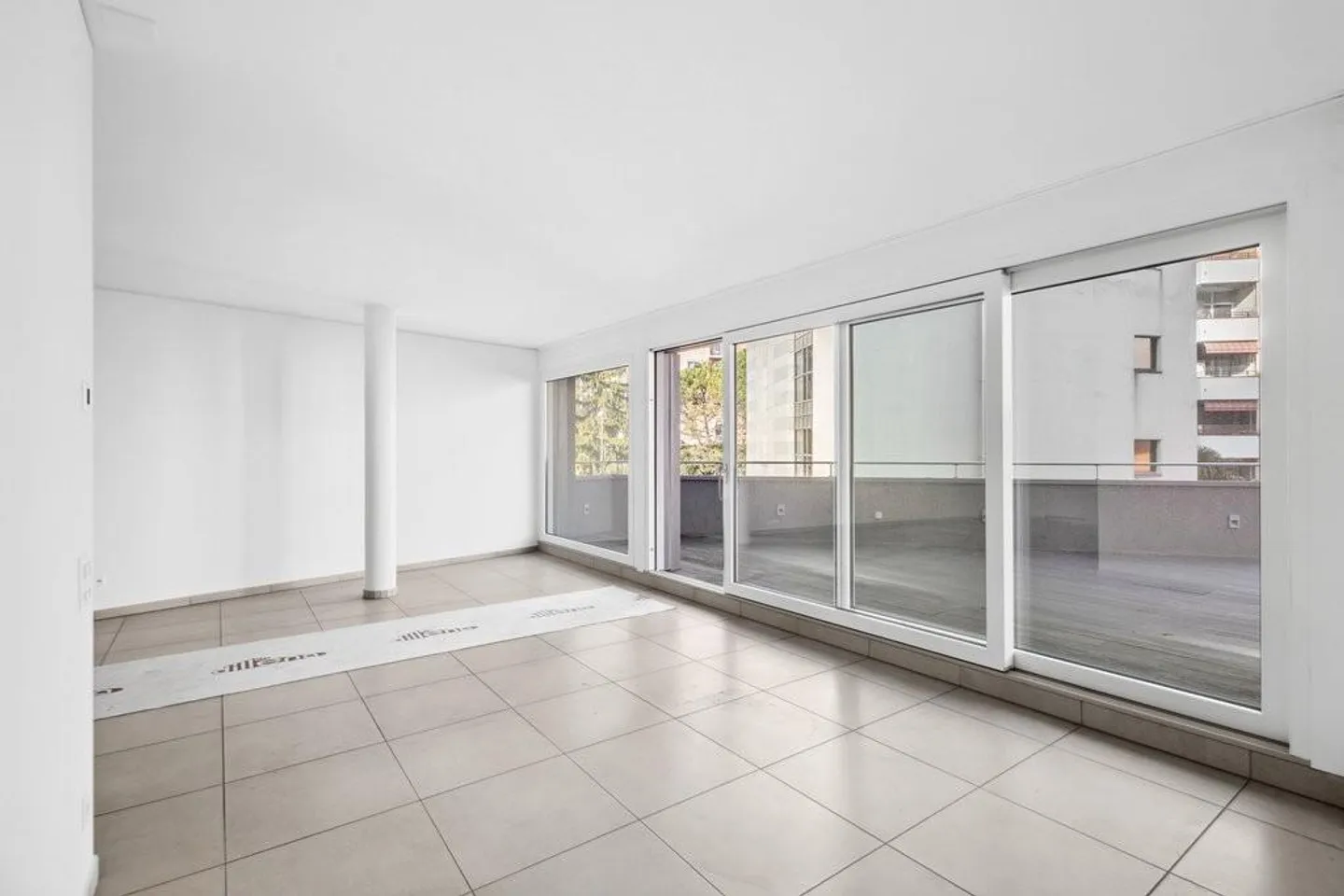 Appartement moderne 2,5 pièces - Premier loyer net gratuit - Photo 3 sur 10