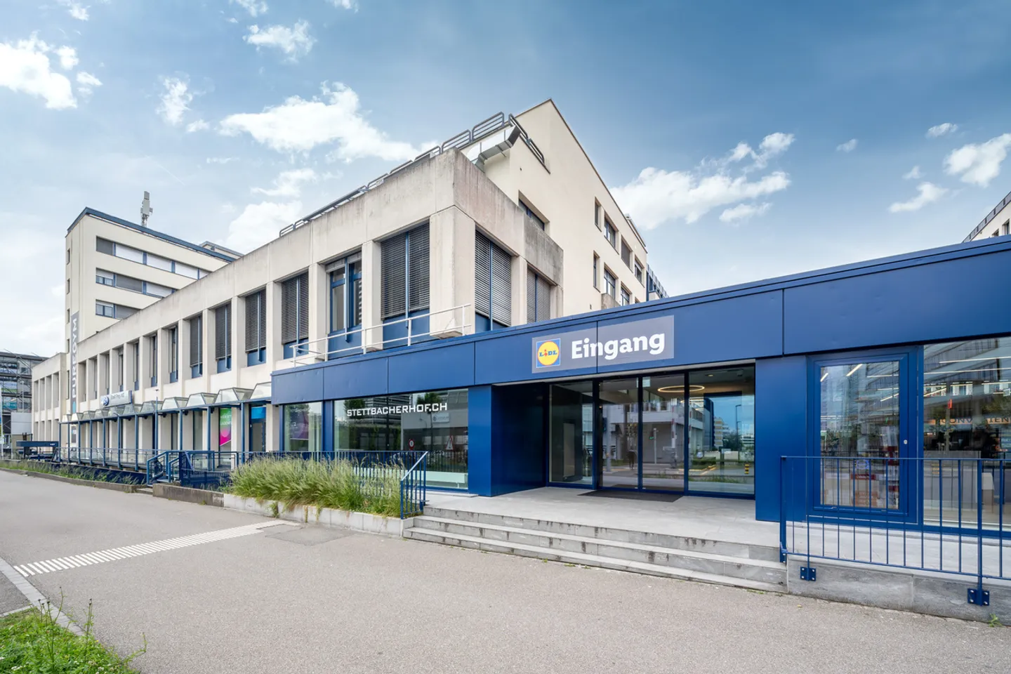 Praxis- / Retailfläche am BHF Stettbach  - Foto 1 di 10