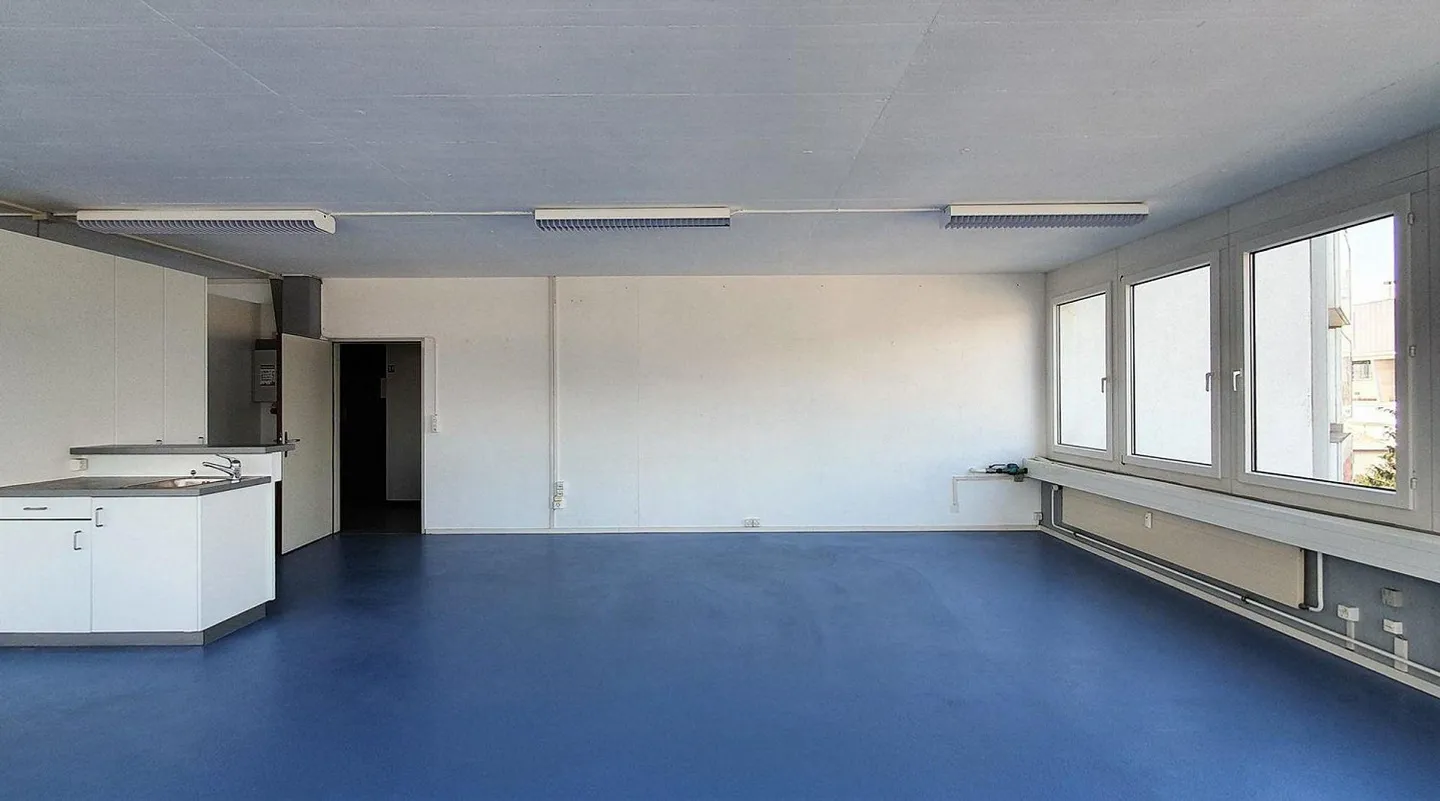 LIGHT-FLOODED OFFICE/COMMERCIAL SPACE (129 m²) on Industriestrasse - Photo 4 of 4