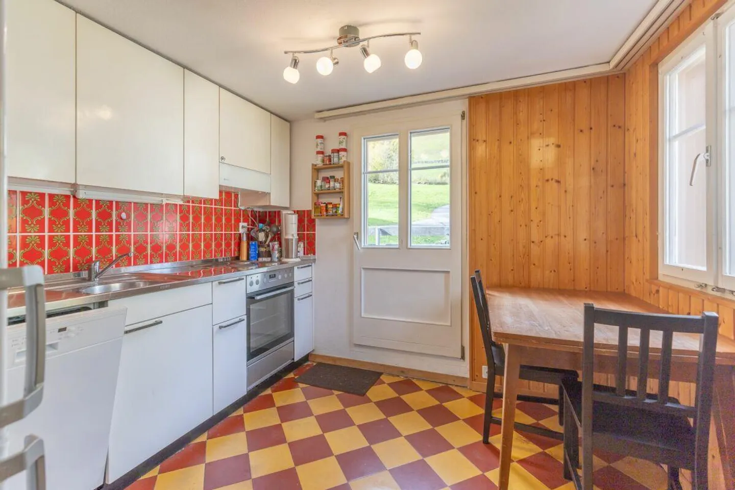 Maison individuelle de 4,5 pièces dans un quartier résidentiel ensoleillé - Photo 5 sur 12