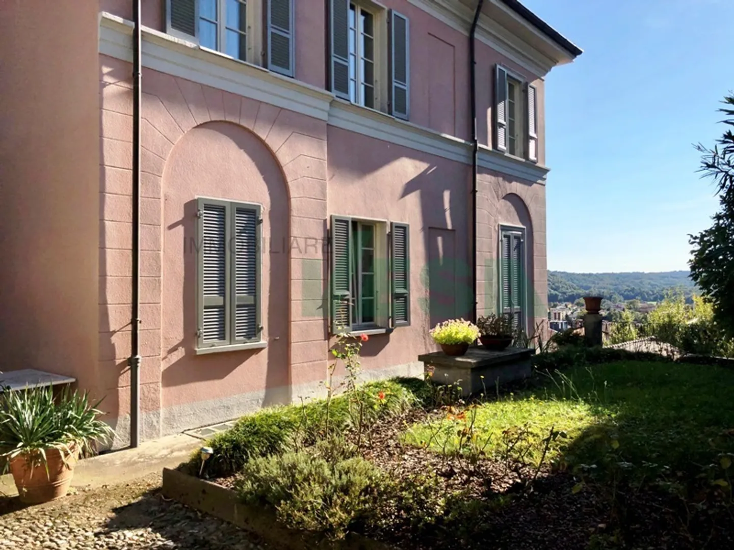 Magnificent and spacious villa from 800 with beautiful original details - Photo 8 of 13