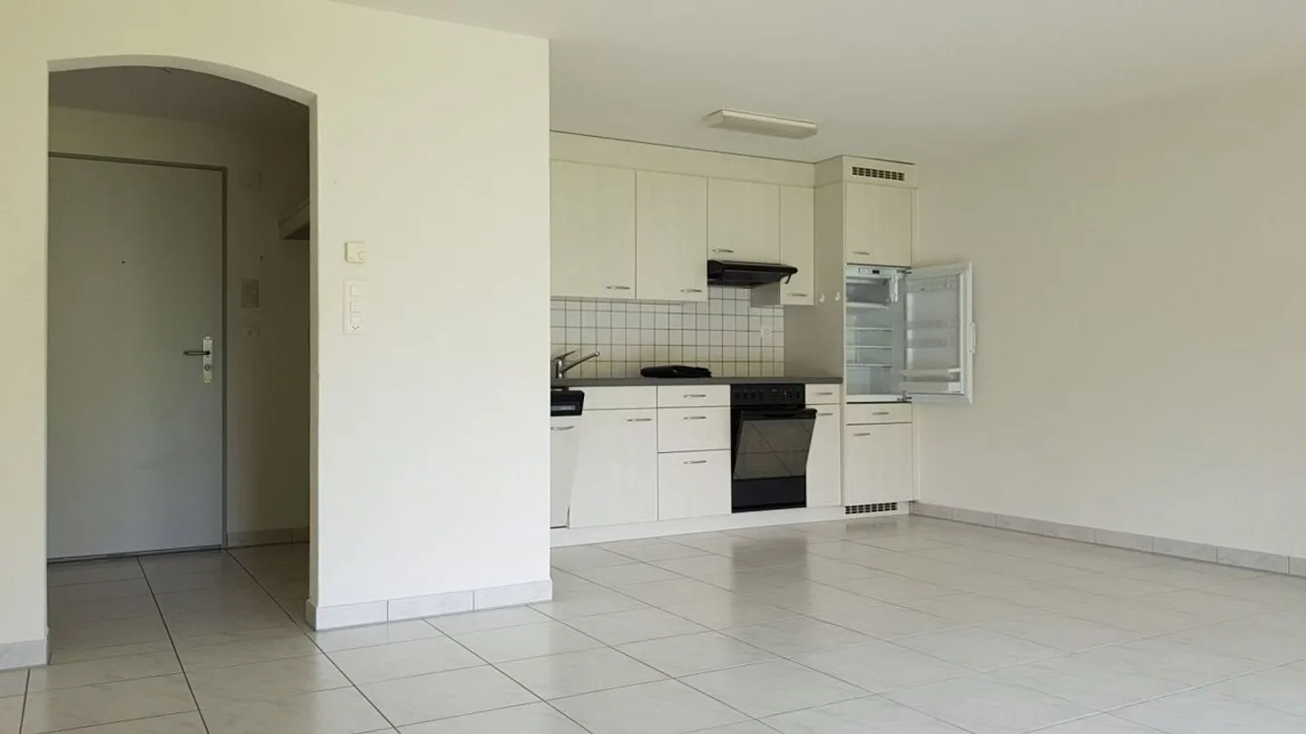 Attractive 2.5-room apartment with patio - Photo 2 of 8