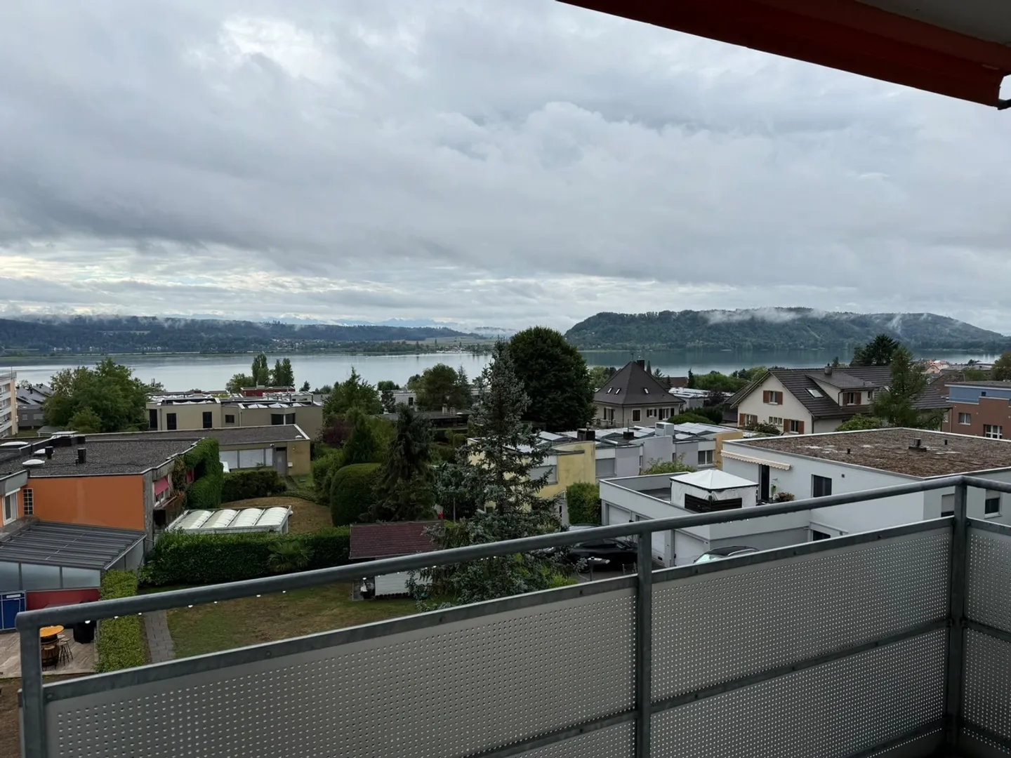 Vue magnifique sur le lac - Foto 2 von 9