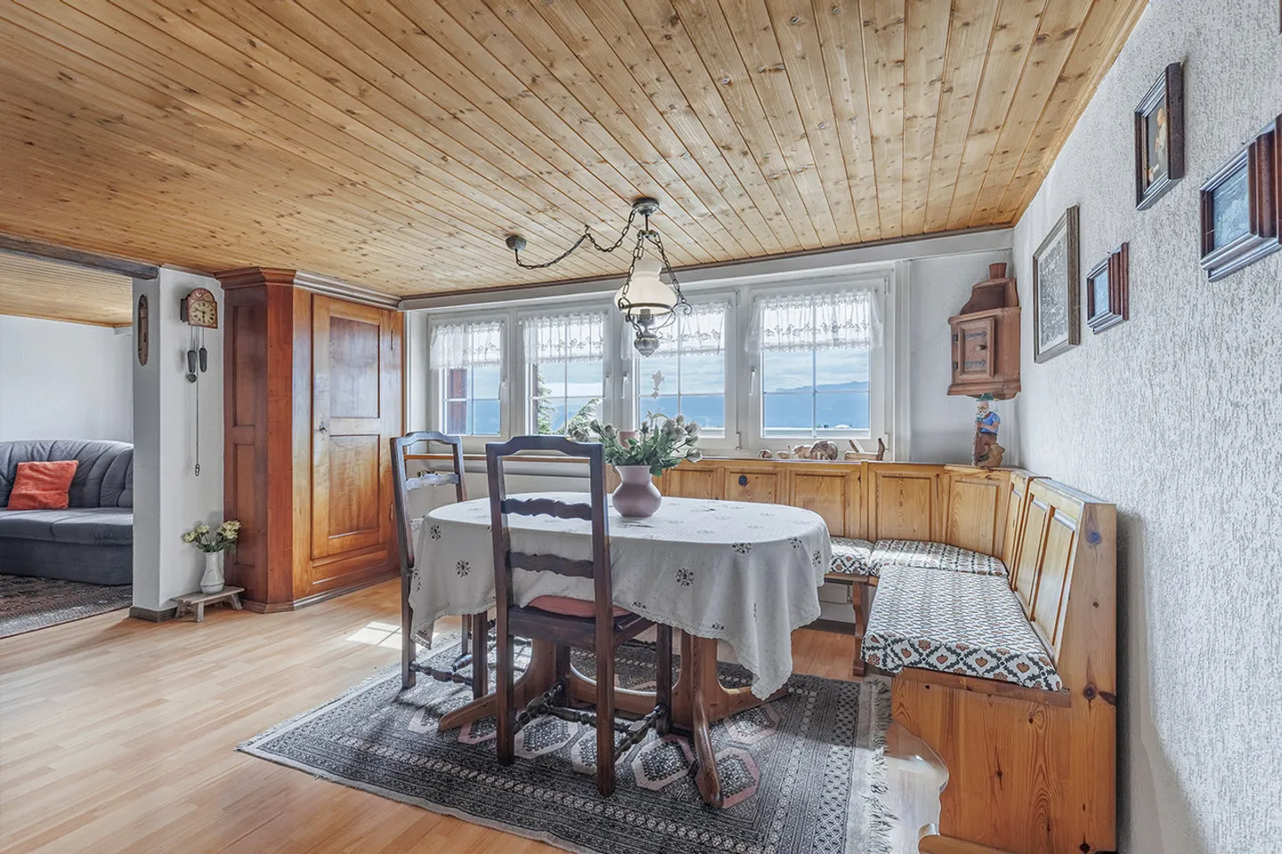 Charming multi-generational house with a separate apartment - Photo 4 of 10