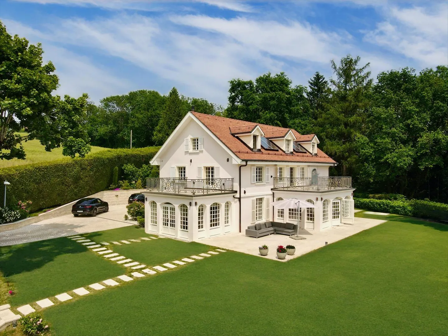 Prestigious property with pool, privacy and lake view - Photo 1 of 9