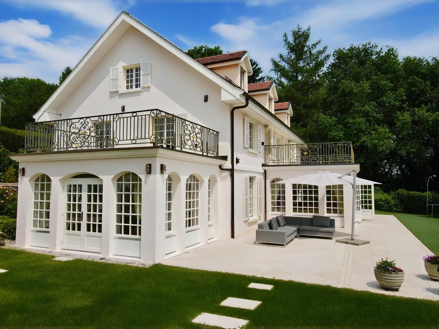 Prestigious property with pool, privacy and lake view - Photo 8 of 9