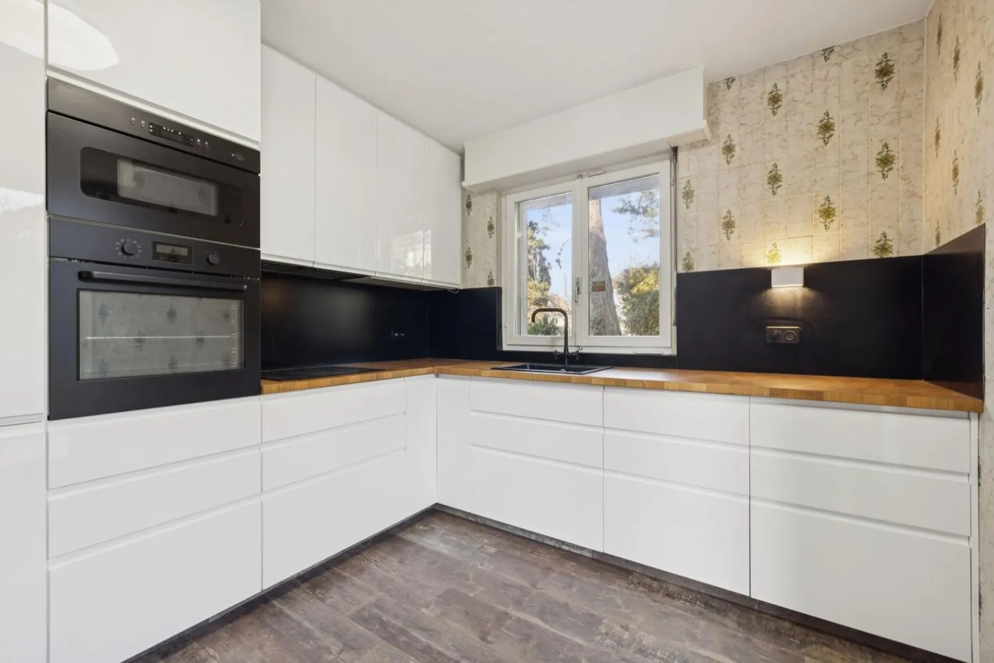 GERÄUMIGE EINFAMILIENHAUS IM EG MIT GROSSEM POTENZIAL - Foto 6 von 12