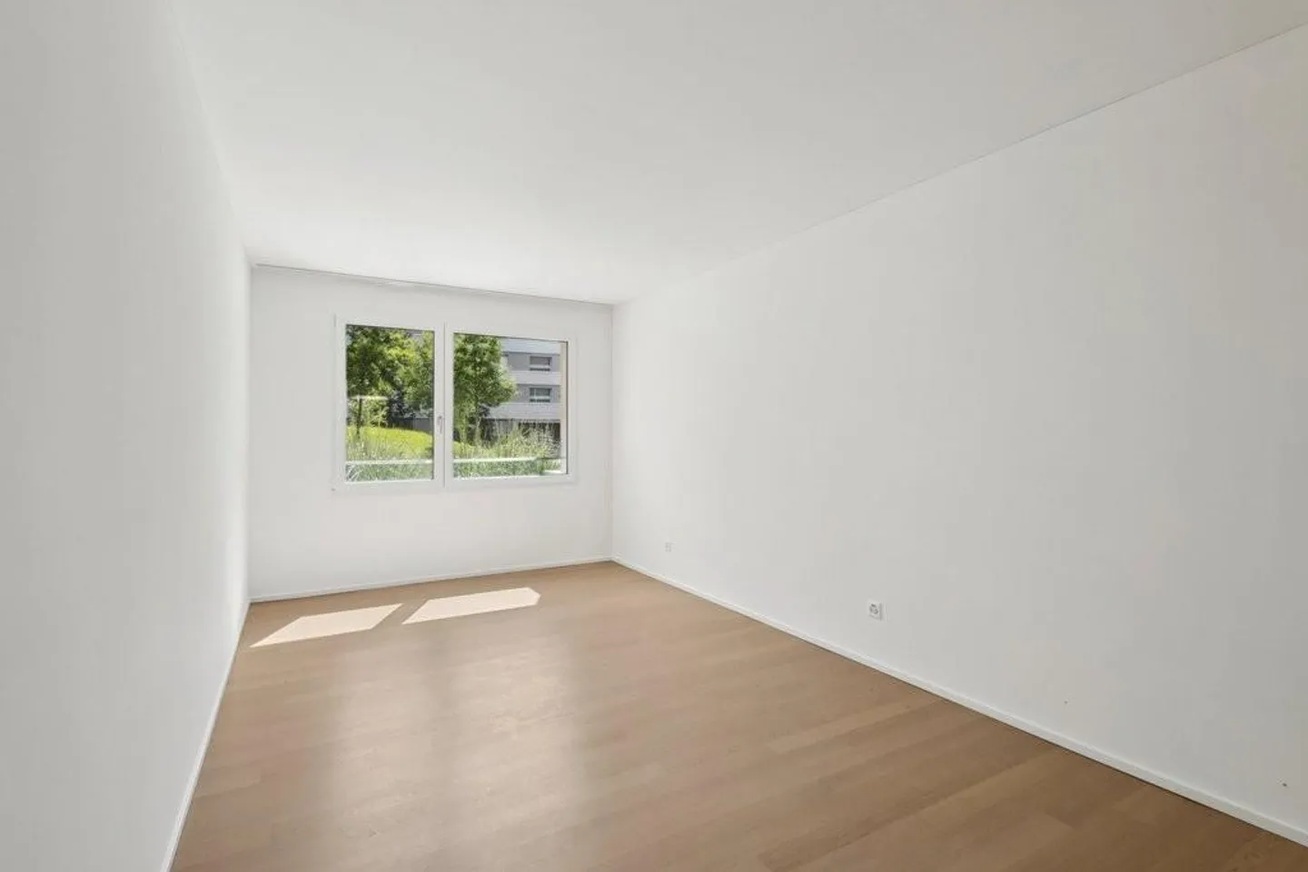 We rent bright and modern 4.5 rooms with private garden - Photo 5 of 8