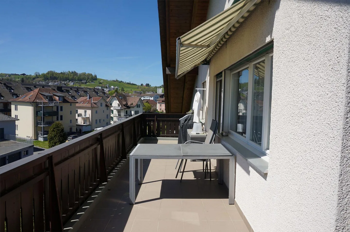 5.5-Room Penthouse Apartment with Panoramic View, Balcony and Double Underground Garage - Photo 4 of 14