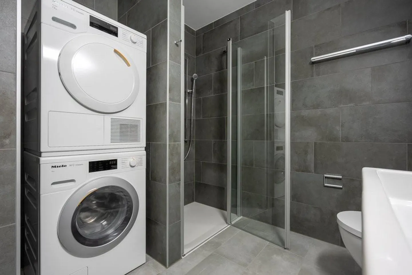 We rent bright and modern 4.5 rooms with private garden - Photo 7 of 8