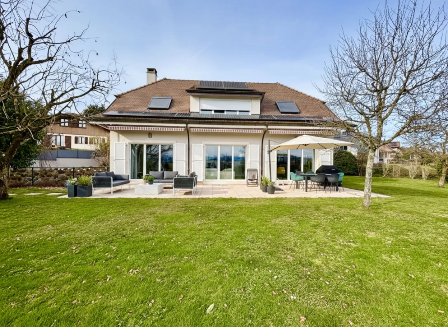 Schöne Villa mit großem Garten in Wohngebiet in Penthalaz - Photo 1 of 13